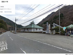 神流町恐竜センターへ閉館前の１６時過ぎに到着。
キャンプ場のチェックインと支払いは、こちらで行います。
クレジットカードなども使えました。
閉館前ということで、見学はあきらめてキャンプ場へ。

今回は、設備充実のバンガロー宿泊。
キャンプ場の管理サイトへ移動して、バンガロー内で使用するシーツ類を人数分受け取り、バーベキューピットで使用する網のレンタル料を支払いました。