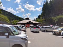 ということで、まほーばの森の駐車場へ戻り、まほーばの森の麓にある「道の駅　上野」で昼食を考えていたのですが、なんと駐車場が満車。
その空きを待つ車が列をなしていたので諦めました。
（スタンプも諦め）

山を下って次の「道の駅　万葉の里」へ。
まんよう、ではなく、まんば、だそうです。
この施設は、駐車場も空きがあり、食堂も空きがあって、無事に昼食をとれました。
お土産や地産の野菜など売っていたので、立ち寄りスポットとしておススメできます。
