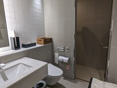 なんと今日は初めてのターミナル2だった。
シャワーが激混みかと思って慌てて来たけどなんと待ちなし！T2いいね！
シャワーの中も違うのかな？と思ったけど雪肌精といい全部一緒。ドライヤーはパナのあんまり良くないやつ。あお扇風機がない。