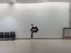 ジャカルタに到着。初めてです。乗り継ぎだけど、入国審査、VISA申請、荷物受け取り、荷物預け、出国しないといけない。