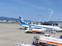 8月9日、伊丹空港です！
ANA018便9時発の羽田行きに搭乗します

このチケットは5月10日の国内線セールの時に購入した
「スーパーバリューセール」チケットです
大人8410円　小5と4歳の息子たちは6310円でした
