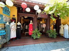 その右の入口すぐのところにあるChiba Boutiqueというお店。
ここがまた大変すばらしい。
すべて手編み。
ワンポイントものが多く日本でも着やすい！
夜にはまた飾ってある服が替わったり，アクセサリが店頭に並んだりと時間によって変わる来店客に合わせて見せる品を変えている徹底っぷり。
伯母がこちらで服を購入。
