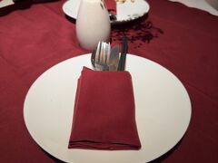 早めの夕食として6時前に入店。
モーニンググローリーと悩みましたが，今回はザ・カーゴクラブへ。
２階の席があり，クーラーがきちんとあることがポイント。
といっても，基本は窓・ドア開けっぱなしなので，そんなに冷えませんが，厚いわけではないのでよし。
机上にはきちんと整えられたディナーセット。
２階の川沿いのテラス席は予約しないと座れない（ほとんど日本人・中国人・韓国人が座ってた）ですが，中のクーラー前の一番川側に座れました！
私たちのあとに続いて次々と入店があり，一気に混み始めます。
