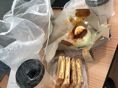 到着した翌日の安宿での朝食。
キャッシュがまだなく、grabのデリバリーを使ってみる。富源のナシレマとカヤトースト。
テタリとコピとミロを頼んだはずが、コピ２つになっており、子ども達飲むものがない。。