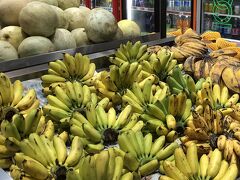 地下のスーパー。モンキーバナナには滞在中大変お世話になった。