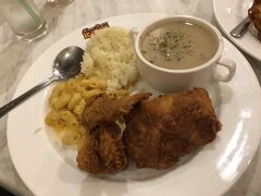 スリアサバ地下のKenny roasters。
フライドチキンとマカロニチーズ、きのこスープなどのプレートがいろいろ。
ここのチキンはスパイシーさが控えめで幼児も食べられた。