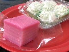 古いモール、WISMA MURDEKAの一階のローカルスイーツ屋さんでお茶。
オンデオンデとはローカルのkuihの一種でした！緑色のボールの方。
ピンク色のはLAPIS MERAHというらしい。タイのカノムチャンと同じ感じ。剥がして食べれる。