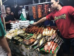 金曜の夜はナイトマーケット。
全部食べたくなる屋台のラインナップ！