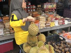 キナバル山までの道中、ナバル村の市場にてドリアンを物色。