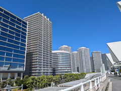 恒例の朝散歩

雲一つないみなとみらいのビル（マンションとオフィス）群を眺めながら、パシフィコ横浜の影を利用して歩く

パシフィコ横浜では恐竜展が開催され、親子連れでにぎわっていました。
