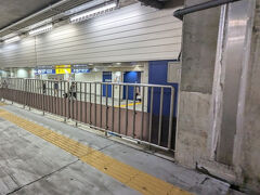 私達は横浜駅南口の連絡通路を通ってジョイナス・高島屋方面へ

中央通路より空いていて歩きやすい