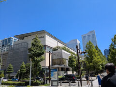 商業施設マークスイズを通り抜け、クィーンズスクエアに入るルートが定番