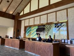チェックインカウンター
チェックインの際に新しい23号棟（クラブハウスからは遠い）を案内されましたが我が家はレンタカーを利用しないのでクラブハウスに近い部屋をリクエストするとバリアフリールームで良ければクラブハウスに近い22号棟で用意出来るとの事でお願いしました。
