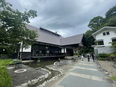 約10分のドライブで里山十帖に到着。ここは、カルチャー雑誌「自遊人」の編集長がプロデュースした総漆塗りの古民家をリノベーションしたホテル。新潟県唯一の『ミシュランガイド』によるホテルセレクション「ミシュランキー」の1キー（一つ星）だそうです。