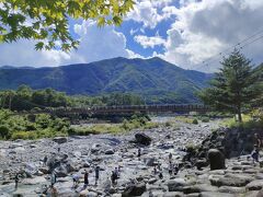 駐車場からこまくさ橋までは歩いてすぐです。