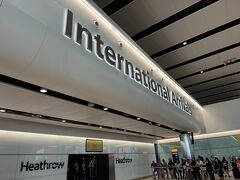 ヒースロー空港に到着しました。
某国上空を飛べないため、北極回りで14時間かかりました。
最後の方は何度確認してもアイスランド上空なので、さすがに長く感じました。