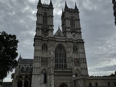 ９時になったので「ウェストミンスター寺院（Westminster Abbey）」へ。
入場料は通常29.00GBP（約5,800円）ですが、London Passで入場できます。
それでも30分程行列に並びました。