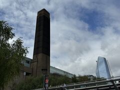 「Tate Modern（テートモダン現代美術館）」の脇から「Millennium Bridge」を渡ります。テートモダンは入館無料ですが、時間の都合で入館していません。