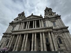 橋を渡ると「St. Paul's Cathedral（セントポール大聖堂）」があります。
入場料は通常25.00GBP（約5,000円）ですが、こちらもLondon Passで入場できます。