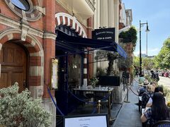 昼食は「Mayfair Chippy」を予約していました。
ミシュランガイド掲載店です。
店内には色々な賞状が飾ってありました。