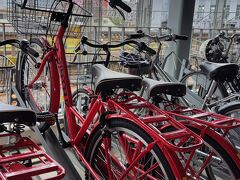 高岡駅に着いたら、観光案内所に行きます。最後まで天気を見ながら悩みましたが、レンタサイクルを使うことにしました！
レンタサイクルは、観光案内所で1回300円で借りられます。ただし、16時までに返却する必要があります。