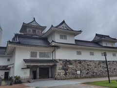 高岡駅に戻ったら、ちょうど電車が来たので富山駅に戻ります。そして、電車内で調べていたら、どうやらギリギリ富山城の博物館の営業時間に間に合うことが判明し、ダッシュで移動していきます。

◯15:49高岡―16:07富山(あいの風とやま鉄道)
16:18富山―16:24丸の内(路面電車)

少し路面電車が遅れていたので、16:27頃に丸の内に到着！博物館は16:30までに入場なので文字通り公園を爆走し、なんとか博物館の入場に間に合いました！

富山城にはもともと天守は作られていませんでしたが、太平洋戦争後に写真の模造天守が作られたようです。
中の展示が、展示物があまり多くないことを補うように工夫されていて面白かったです。