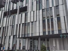 その後、歩いて富山市ガラス美術館に向かいます。
富山市の図書館に併設されている美術館で、現代の作家さんの作品が色々置いてありました。写真のupは禁止なのでしませんが･･･、6階の展示が本当に美しくてオススメです！！！