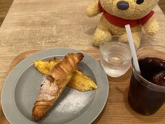 朝ごはん第二弾！ROKUMEI COFFEEのモーニングです。フレンチトーストのモーニングセット920円。ドリンクはアイスコーヒーにしました。カリカリで美味しかったです。