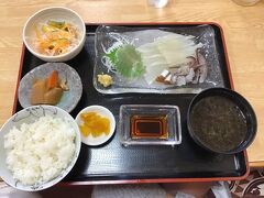 お目当ての活イカ定食。やはり生簀から直接さばかれる刺身は格別の味。近年のイカ不漁でこころなしかサイズが少し小さめ。