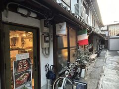 今回で移転してからは３回目かなぁ。
１７時半から予約していました。
ホテルからはお腹空かすために３０分ほど歩いて来ました(*^^)v

【ヴィナイーノ キョウト】
住所：京都府京都市下京区塗師屋町92-5
電話：075-286-3180