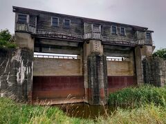 Ｒ３９１から左に折れて５km以上走ると、旧岩保木（いわぼっき）水門に到着…

