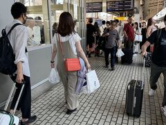 土曜AMの仕事が終わってから、名古屋駅へ。
お盆休み初日ということもあってかなり混んでいた。