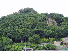 いつか行きたいと思っていた「宝珠山 立石寺」。通称「山寺」。
https://rissyakuji.jp/

つい最近記録がフラッシュバックして、あれ？子供の頃に一度行ったね？？？ただ、母に聞いたら「そうだっけ？」ってさ（笑）父といった記憶しかないんだって。あれ？ww

ところで、立石寺の読み方って「りっしゃくじ」なんですね。たていしでらかと思ってたわ（恥）でも、まぁ、そーかー(；・∀・)

あの上の方まで、これからのぼるんだな～と眺める（笑）

山寺の駐車場はないので、近隣の有料駐車場を利用します。相場は300-500円ですが、お土産や食事をするなら無料ってお店もあったりするので、用途に合わせて選ぶといいかもです。電車の場合は、JR仙山線「山寺駅」が最寄りです。参拝道の入口まで、徒歩約10分。