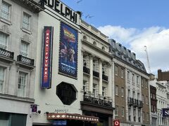 「Adelphi Theatre（アデルフィ劇場）」
15時開演のミュージカル「Back to the future」を予約していました。