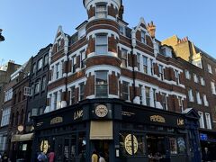 この日の夜はJazzライブを予約していました。
「PizzaExpress Jazz Club (Soho)」
１階はピザ専門店なのですが