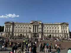 「Buckingham Palace（バッキンガム宮殿）」の前。
まだ９時半なので人はまばらです。