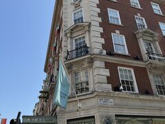 衛兵交代式を観た後は、午後のバッキンガム宮殿見学に備えて、近くの「Fortnum & Mason」で昼食です。