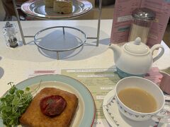 Parlour Teaのセット
・Welsh Rarebit（チーズトーストの焼トマトのせ）
・Scones（２種）
・紅茶
サービス料込みで25.82GBP（約5,164円）
