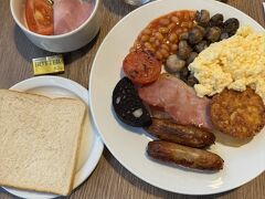 プレートに載せる品を口頭で伝えるシステムです。
伝統的な英国の朝食が出来上がりました。
