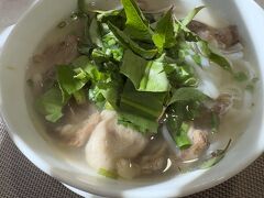 ホテルでのんびり朝ご飯。
昨日までは深夜フライト＋夜まで遊び続けて大変疲れていたので，ぐっすり寝て遅めの朝食。
ホテルの朝ご飯が種類も多く大変おいしかった。
ほぼ全メニュー制覇したあとにしっかりと牛肉フォーまで。
ホテルだと安心して生香草をたっぷりと入れられるのが嬉しい。