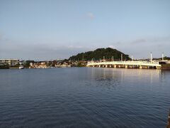 平潟湾に移って，夕映えゴールデンタイムの夕照橋と野島山。
すっかりお馴染みな風景なのだが，日々刻々微妙に変わる情景に心惹かれる。