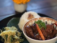 娘のBabi Kecap(65K)
この旅で一番美味しかったの何？と聞いたら、リラのバビ・クチャップか、スミニャックの・・・と答えるほど、この旅１、２位を争う美味しさだったようです。
お肉も柔らかかったそう。