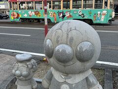 アンパンマンとジャムおじさんの後を、グッドタイミングでラッピング車両が通過！