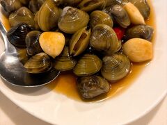 3日目の夕食は、鶏家荘
京鼎樓のとなりのきらびやかな
お店が気になり…ホテルで予約してもらいました！
台湾料理の定番
しじみのニンニク醤油漬け
ニンニクききすぎで美味しいけど、次の日要注意です。