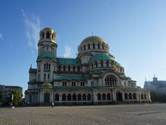 午前中はソフィア市内を観光します。ホテルから20分程度で到着。最初はアレクサンドル・ネフスキー大聖堂です。
