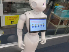 もう誰も驚かなくなったけどペッパー君が案内してます
混んでると思って早めに行ったのですが、そんなに混んでません。
お盆中日だから！？南海トラフ警報のせい？！