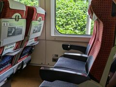 山形新幹線
1時間に1本程度ですが、ずっと空いたままでした。福島で東北新幹線と分かれると車窓は緑濃く、新幹線らしくないルートを通って行きます(って在来線走りますから)。
多分、料金が割引かれる以外にPHOの選びたくなるのは、この在来線走行のせいかなと思います。

山形新幹線あるある、新幹線なのにスレ違いで待機が発生するのが置賜駅です。
「奥羽本線の上り列車に遅れが発生している為、発車時刻では有りますが、しばらく停車致します」って放送が有り、所定の待ち時間を過ぎても発車しませんでした。
で、10分も待たなかったと思いますが、結局スレ違いの無いままの発車となりました、あれ？？