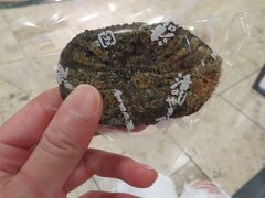 徳島駅のクレメントプラザの和田の屋で、焼きたて餅をいただきます。
ゴマ味120円にしました。