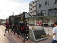 夏休みだけど平日は運行してないって。。。
奥の待合はバス停です