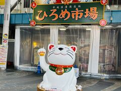 入口は人もまばら……もしかして空いてる……？？

ドキドキしながら入ってみたら全くテーブルが空いてない座れないの大混雑。
狭い店内を15分ほど彷徨ったところでようやく座れました。
娘を荷物番にして夫は安兵衛と明神丸、私はやいろ亭へ食事の確保に向かいます。

店舗の方が段取良く行列をさばいていくので並んで10分ほどで注文出来ました。